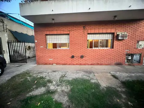 EN VENTA EN PALOMAR CASA AMPLIA EN PLANTA BAJA CON COCHERA - FICHA 10347