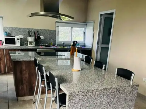 OPORTUNIDAD VENTA CASA 4 AMBIENTES PISCINA TOMA PERMUTA