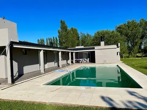 Casa en Venta con 3 cocheras