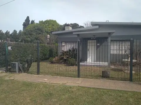 Casa en venta - 2 dormitorios 1 baño - parque con parrilla - 110mts2 - Francisco Alvarez