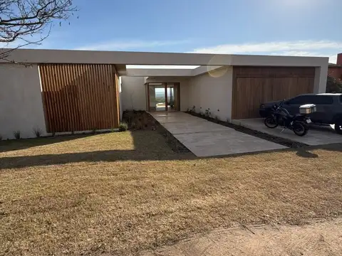 Casa 8 ambientes con 5 baños