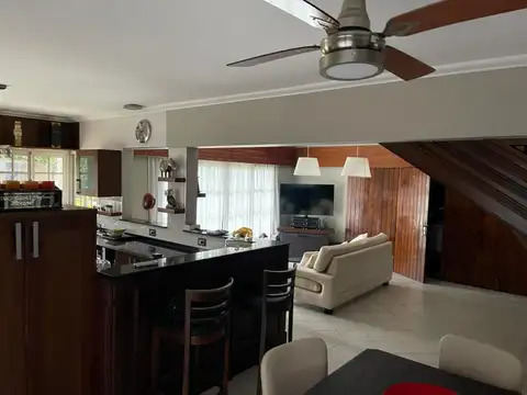 Casa 12 ambientes con 4 baños