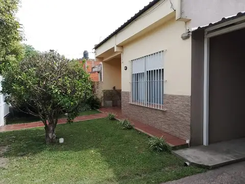 Casa 6 ambientes con 2 baños