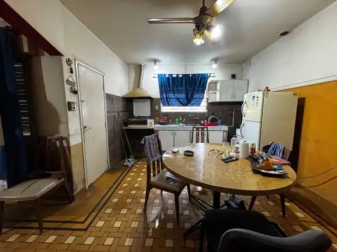 Casa 7 ambientes con 2 baños