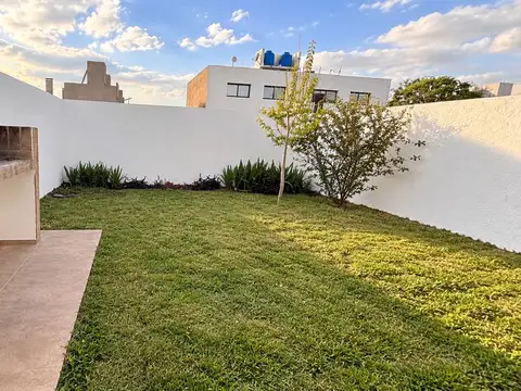 Casa en Alquiler con 1 cochera