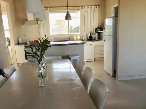 Casa 10 ambientes con 3 baños