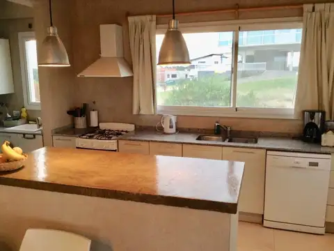 Casa en Alquiler Temporal con 1 cochera