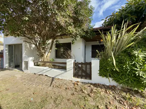 Casa En Venta, 2 Dormitorios, Cochera, Jardin, Los Hornos