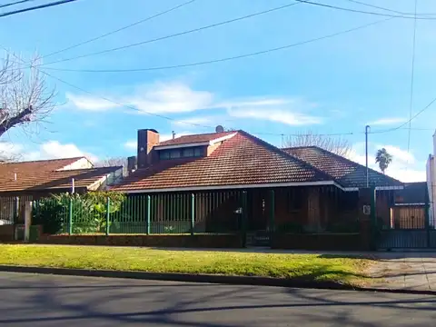 CASA EN VENTA 6 AMBIENTES JOSE MARMOL GRAN TERRENO