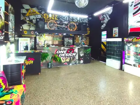 Esquina con 2 locales y Depósito sobre Ruta 202