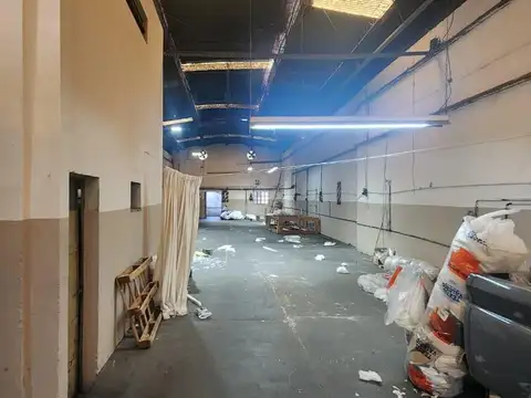 Galpón Comercial 411 m² con Frente sobre Avenida - Villa Luzuriaga
