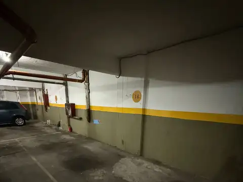 EXCELENTE COCHERA CUBIERTA.