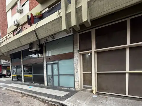 EXCELENTE COCHERA CUBIERTA.