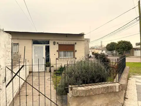 Casa en Av Circunvalación Stgo Marzo 1808 y Neveu
