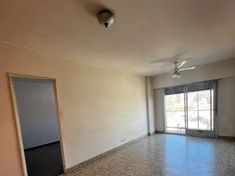 VENTA Monte Castro 2 AMB. AMPLIOS LUMINOSO AL FRENTE CON BALCON CORRIDO