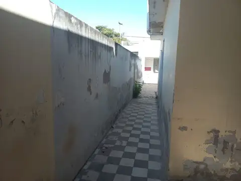 Casa 9 ambientes con 2 baños