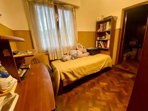 CASA A MODERNIZAR EN EXCELENTE LOTE Y UBICACIÓN