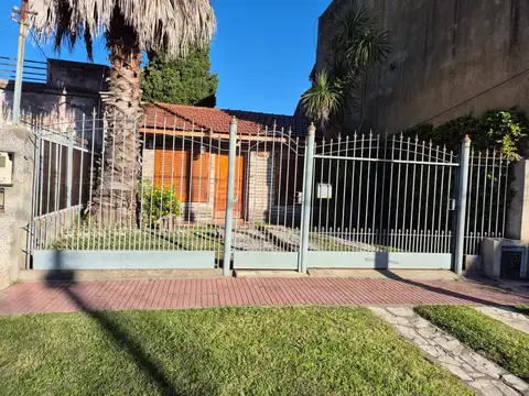 CASA C/GARAJE, FONDO Y QUINCHO EN LANÚS ESTE