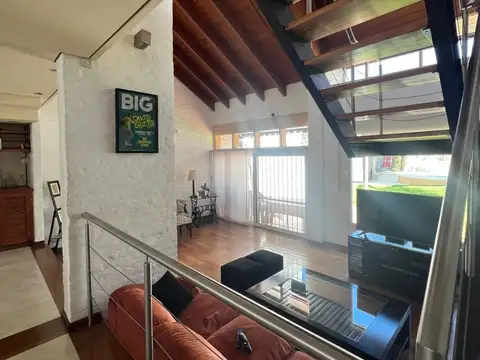 Casa en Alquiler con 1 cochera