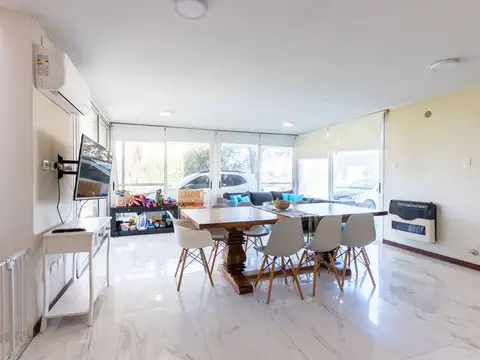 Casa 8 ambientes con 2 baños