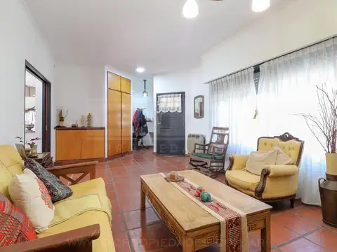 Casa 7 ambientes con 2 baños