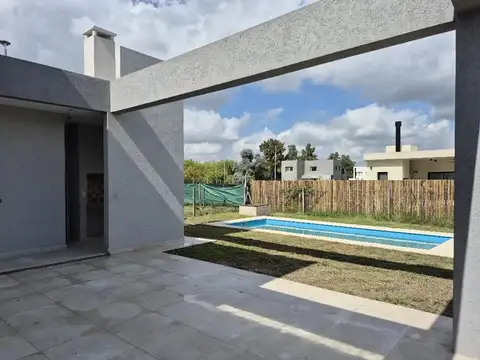 MLM. Increíble casa en Barrio Santa Elisa, Pilar del Este