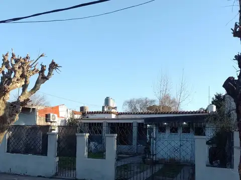 CASA CON GRAN PARQUE EN JOSE C. PAZ