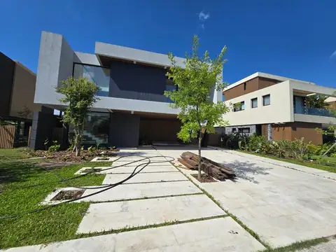 Casa en Venta - El Yacht