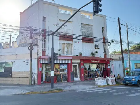 Gran oportunidad, en arroyito, depto PB/casita interna. En muy buenas condiciones con patio