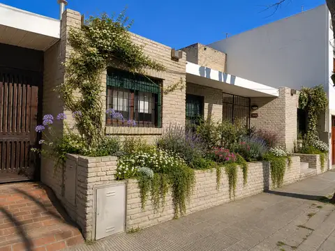 VENTA CASA EN UNA PLANTA EN EXCELENTE ESTADO 3DOR, JARDÍN Y PISCINA APTA CREDITO!