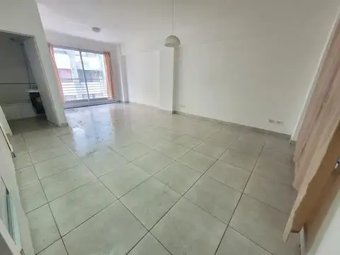 AMPLISIMO DEPARTAMENTO DE 1 AMBIENTE - FRENTE BALCON - MUY LUMINOSO - ZONA UADE