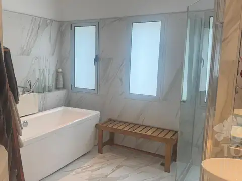 Casa en Venta con 4 cocheras