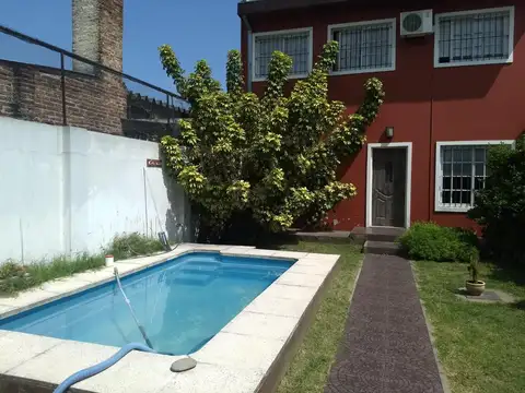 CASA EN VENTA   DOS CASAS INDEPENDIENTES Y LISTAS PARA HABITAR +  LOCAL + GARAGE Y+MONOAMBIENTE