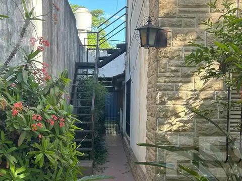 Casa 7 ambientes con 2 baños