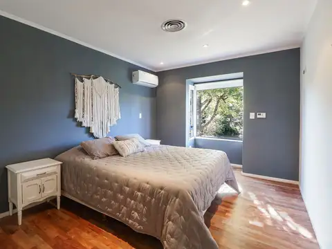 Casa en Alquiler con 2 cocheras