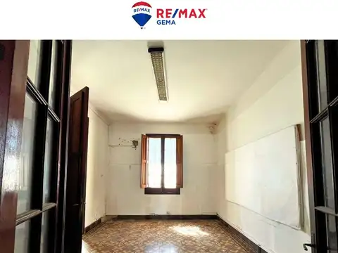 Casa con local comercial en plena Av. España