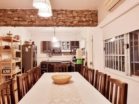 Casa 4 ambientes con 2 baños