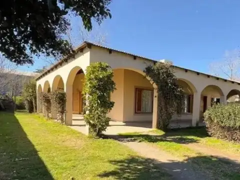 Casa en Venta - 2 Dormitorios, galpón y gran galería - 189 m2 cub. en lote de 899mts2 - Tandil