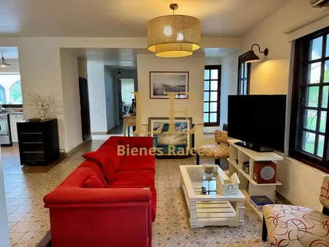 Casa 5 ambientes con 4 baños