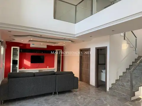 Casa en Alquiler con 2 cocheras