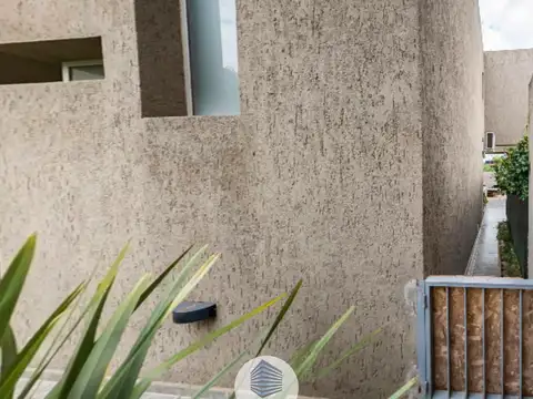 Casa 9 ambientes con 2 baños