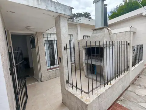 Dos ambientes en P.B con cochera a 3 cuadras del mar!