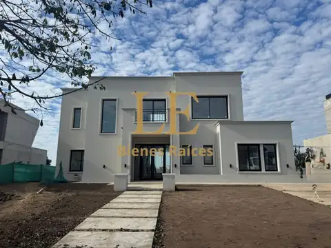 VENTA CASA EN EL CANTON A LA LAGUNA CON VISTAS AL GOLF