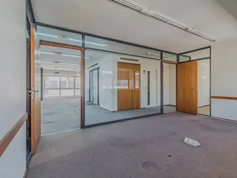 Oficina 5 ambientes con 4 baños