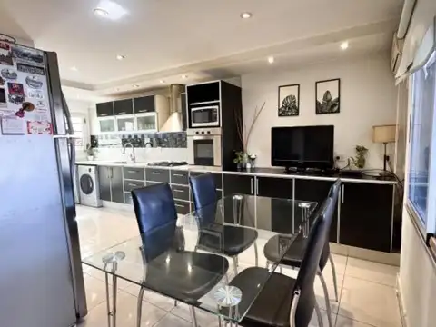 Casa 4 ambientes con 2 baños