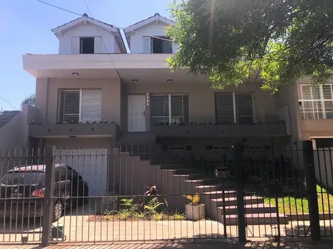 CASA EN VENTA :: CASTELAR NORTE :: 8 AMBIENTES