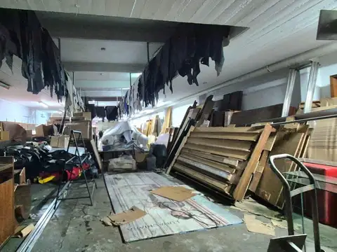Depósito en Liniers a cuadras de Gral Paz en venta