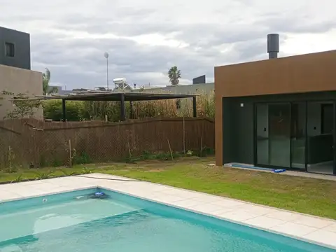 Casa en Alquiler en Valle del Golf, $ 2.300.000