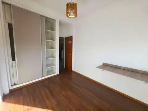 DEPARTAMENTO TRES AMBIENTES CON PATIO EN LUIS GUILLON!