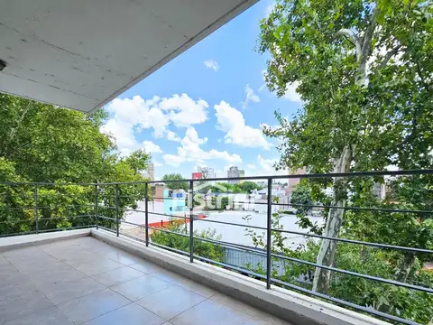 Un dormitorio con balcón terraza